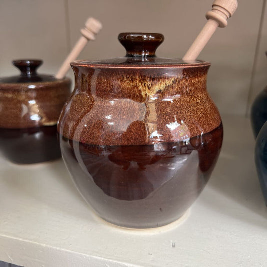 Large honey pot with dipper, brown