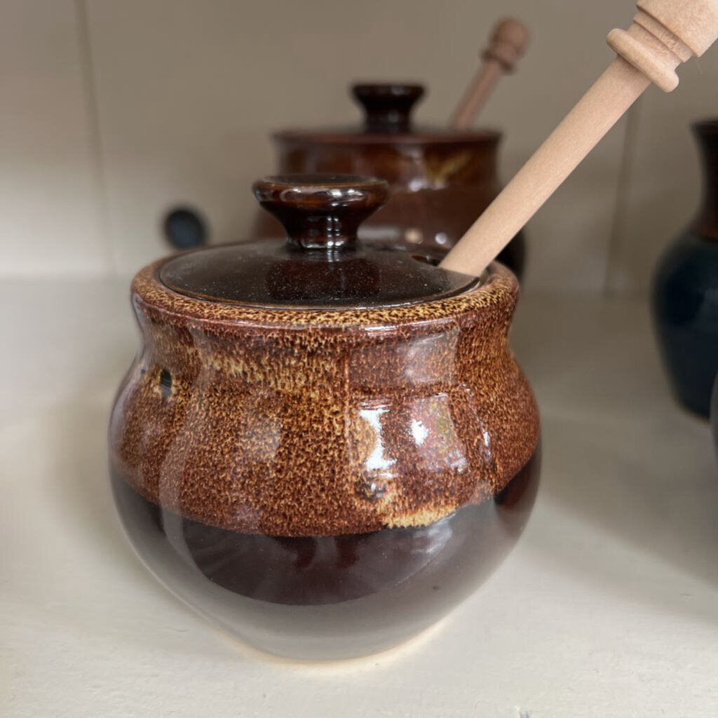 Small honey pot with dipper, brown